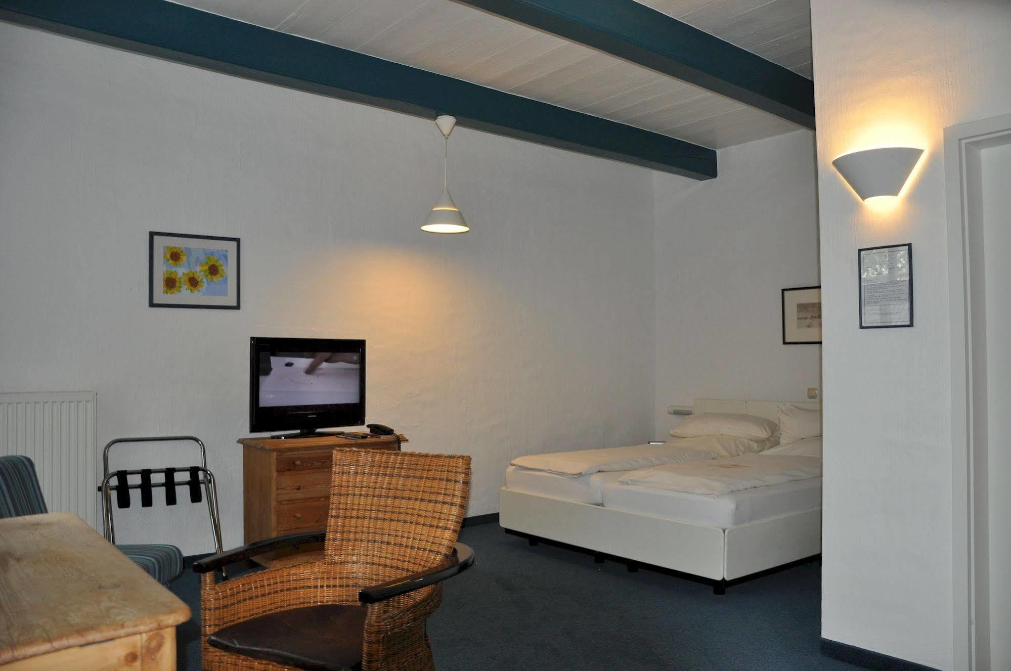 Hohes Haus Hotel Greetsiel Bagian luar foto